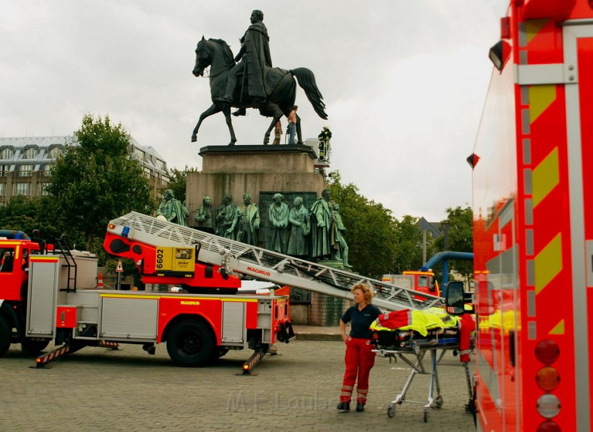 2 Denkmalkletterer hielten Feuerwehr und Polizei in Trapp Koeln Heumarkt P008.JPG